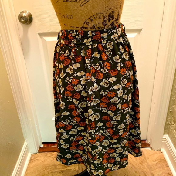 Medium Lucca Skirt! - Picture 4 of 5